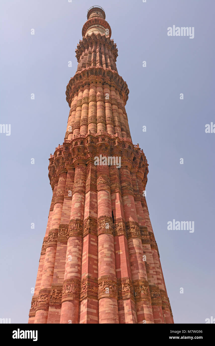 Schrägansicht der Minarett Qutb Minar in Delhi, Indien Stockfoto