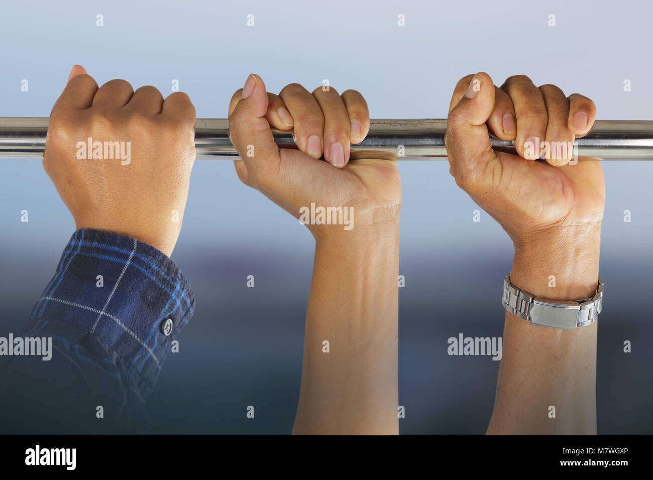Nahaufnahme der männlichen Händen in horizontalen Balken Stockfoto