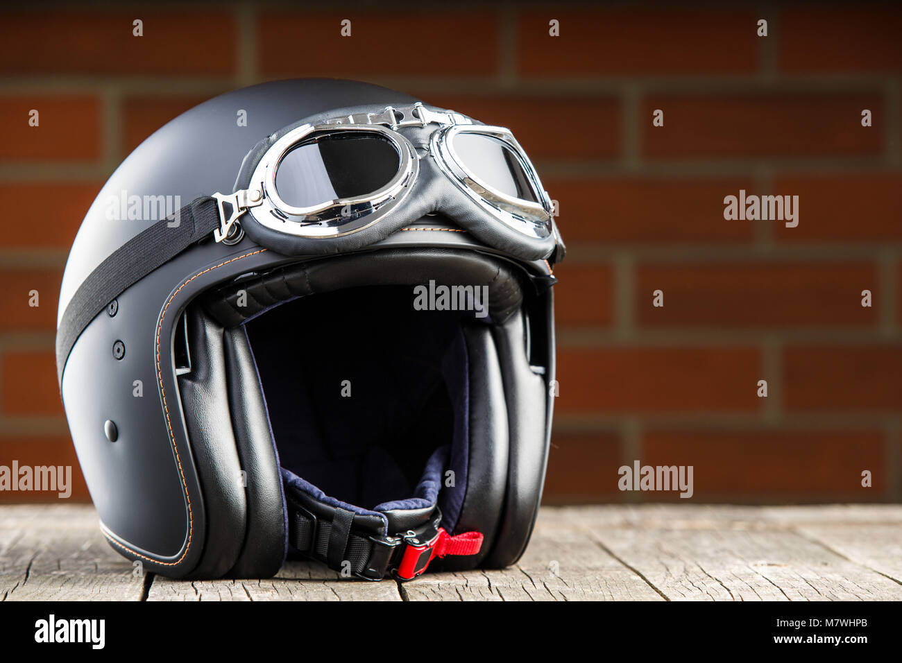 Gesicht Motorrad Helm mit Brille öffnen. Stockfoto