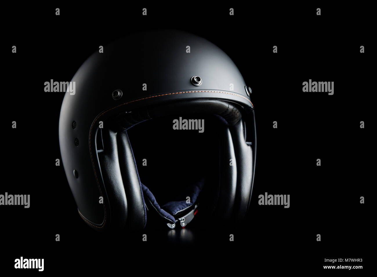 Face Motorradhelm auf schwarzem Hintergrund geöffnet. Stockfoto