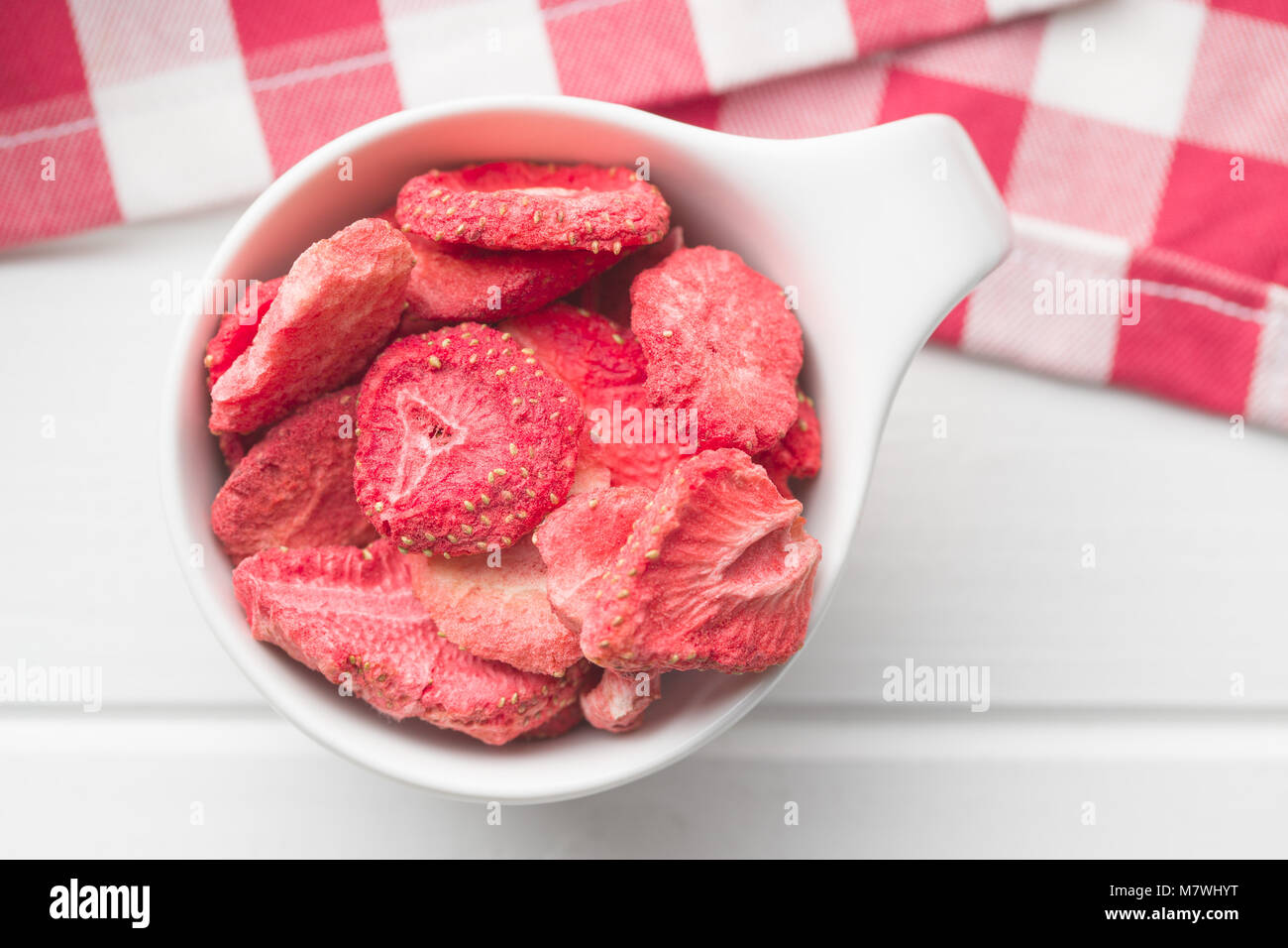 Gefriergetrocknete Erdbeer Schichten in der Schüssel. Stockfoto
