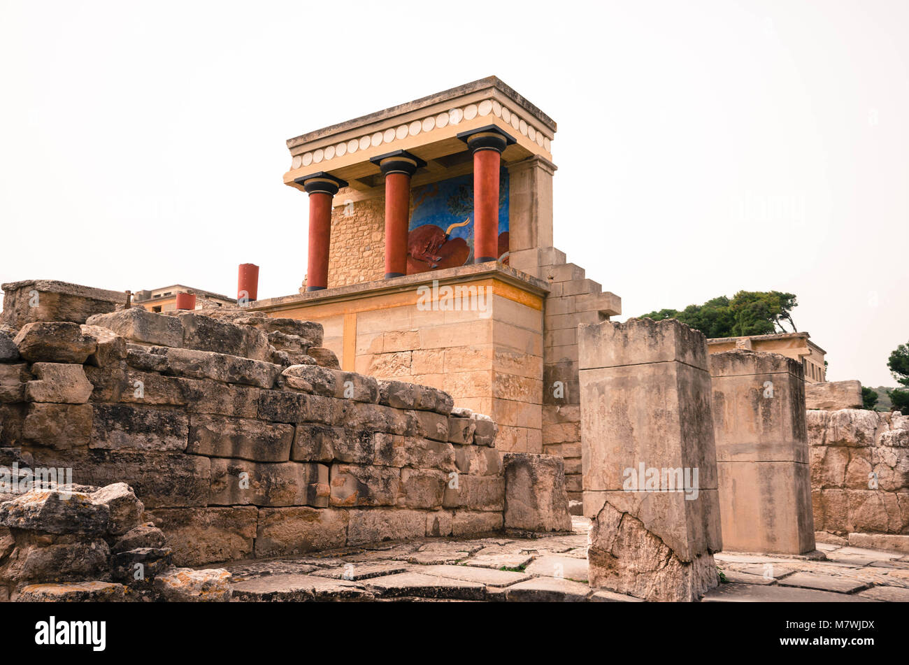 Der Palast von Knossos ist eines der schönsten Denkmäler der Welt. Es zieht jedes Jahr tausende von Besuchern, um die Importan zu bewundern. Stockfoto
