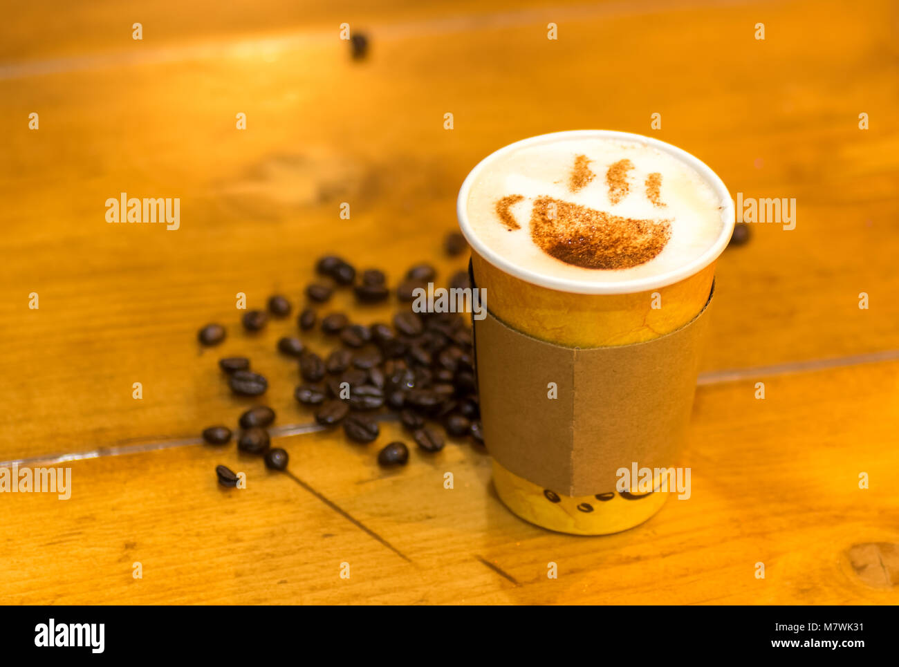Kaffee nehmen in einem Karton Schale Stockfoto