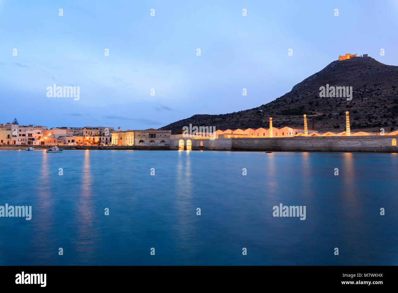 Hafen bei Dämmerung, Favignana Island, Ägadischen Inseln, Provinz Trapani, Sizilien, Italien Stockfoto