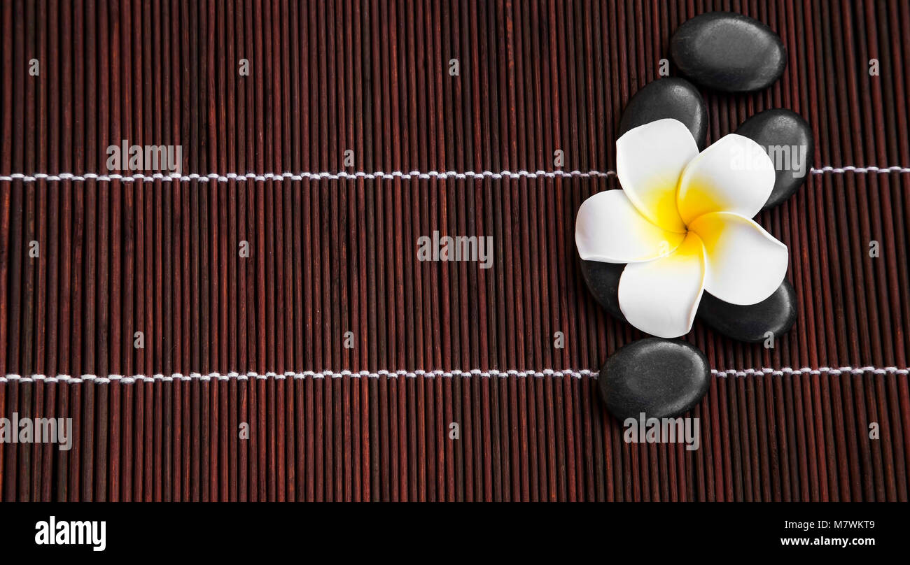 Spa Einstellung Ansicht von oben mit der plumeria Flower und Massage Steine Stockfoto