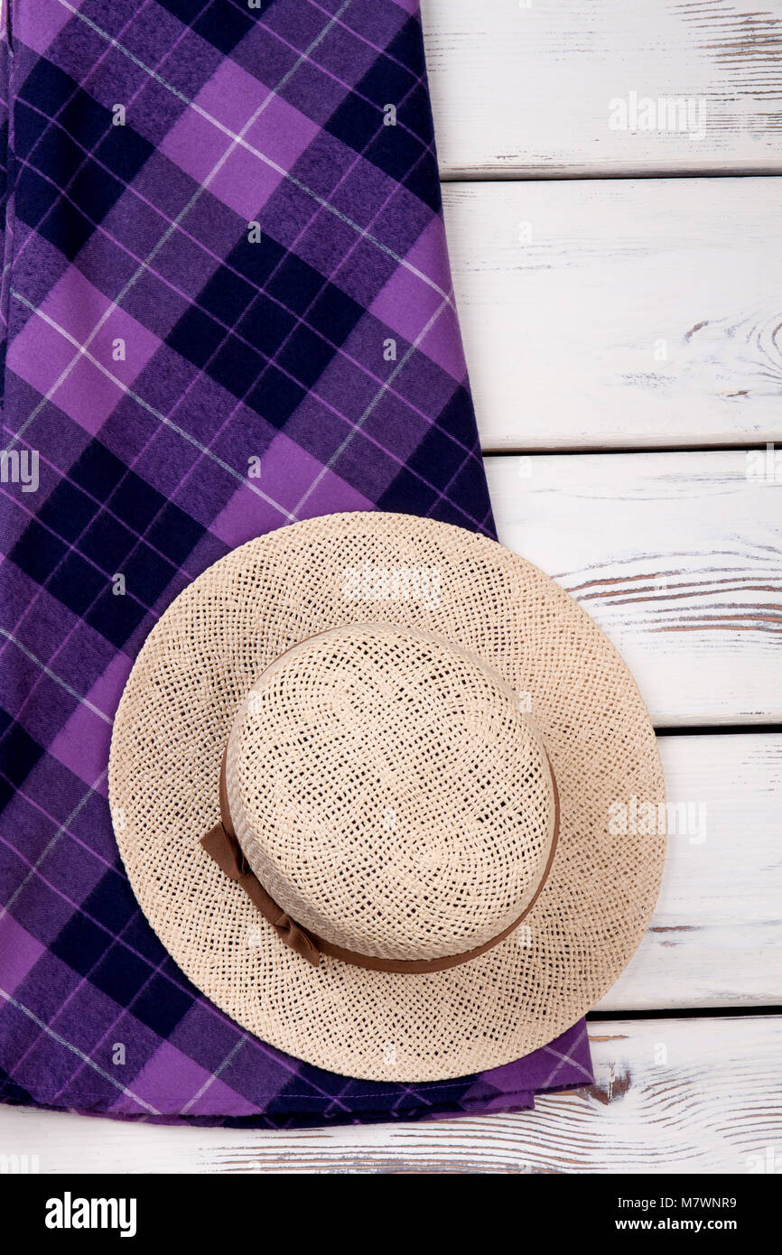 Stroh Sommer Hut mit breiter Krempe. Lila Kariert plaid Kleidung. Vertikale 7/8-Ansicht. Stockfoto