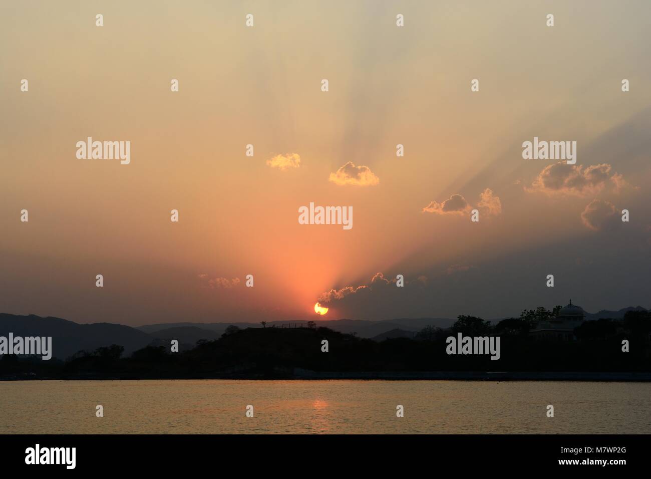 Sonnenuntergang und Sonnenstrahlen und über See Pichola Udaipur Rajashan Indien Stockfoto