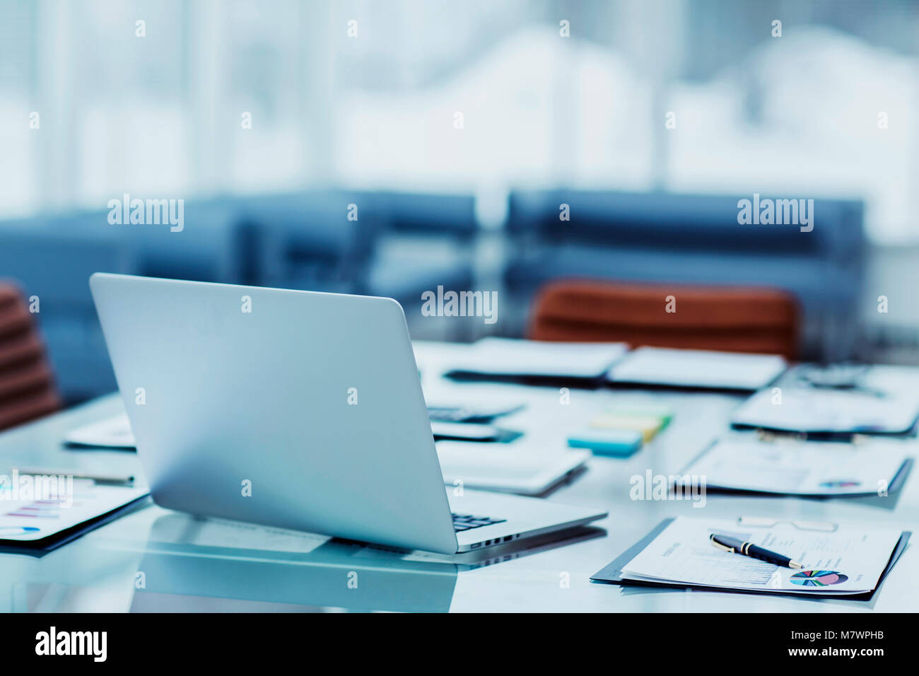 Laptop und Dokumente auf dem Desktop in der Buchhaltung des Unternehmens. Das Foto ist ein leerer Platz für Ihren Text Stockfoto