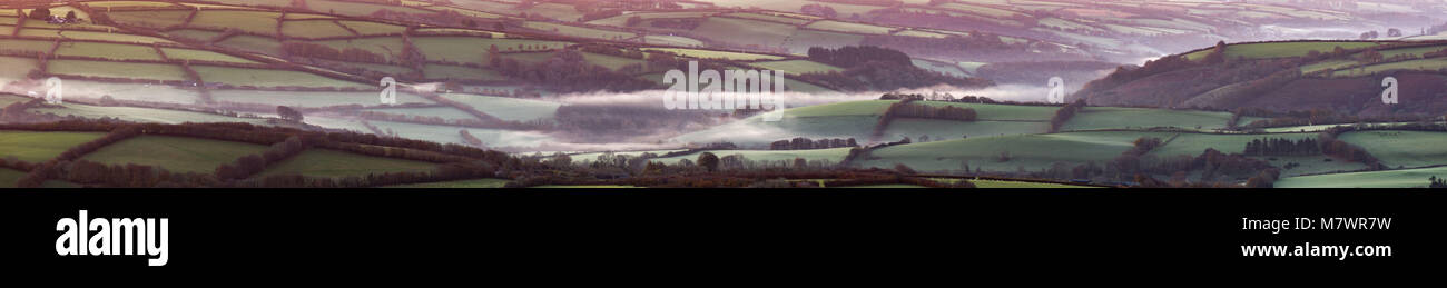 Cutcombe und die am Rande des Exmoor aus Dunkery Beacon in der Morgendämmerung, Somerset, England, Großbritannien Stockfoto