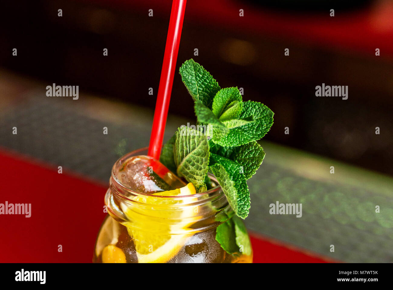 Hausgemachte Limonade Eistee bunte Icetea trinken mit frischen süßen ...