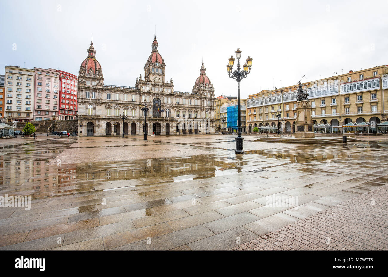 A CORUÑA, Galicien, Spanien - 13. JUNI 2016: Rathaus und die Statue von Maria Pita auf Quadrat auf Maria Pita Urlaubsort für Einheimische und Touristen Stockfoto