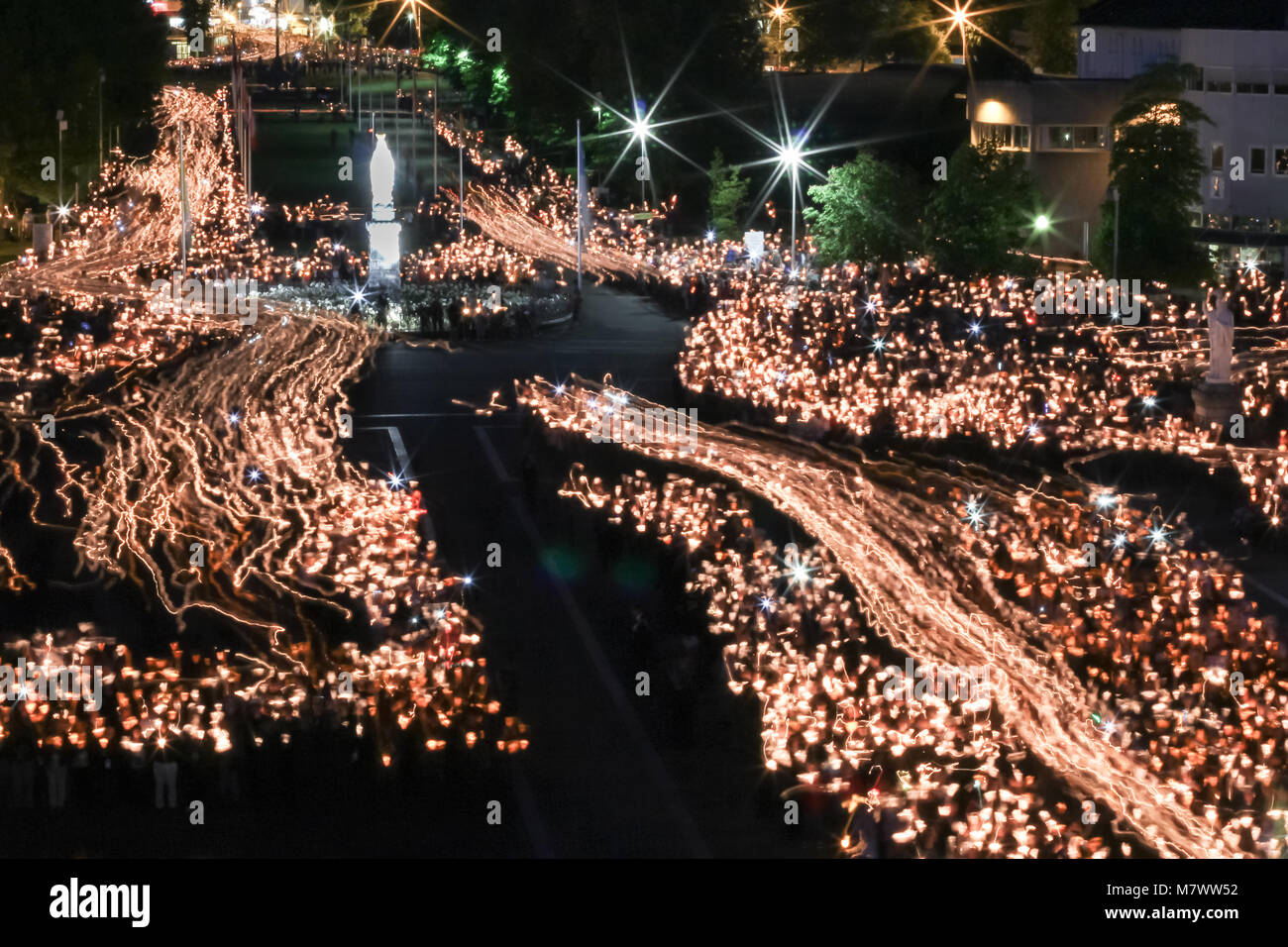 Pilgerreise nach Lourdes. Es geschieht jedes Jahr im Mai. Soldaten aus der ganzen Welt kommen Jungfrau Maria gesegnet zu beten. Stockfoto