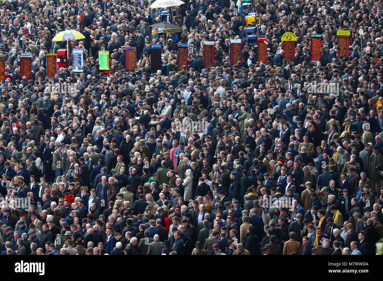 Allgemeine Ansicht der Massen von racegoers während Meister Tag der Cheltenham Festival 2018 in Cheltenham Racecourse. Stockfoto
