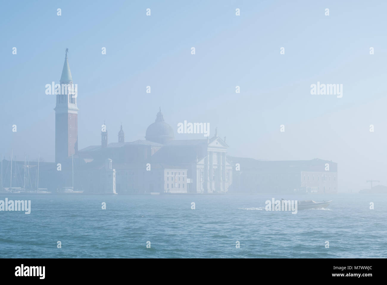 Venedig, Italien: San Giorgio Maggiore, im Nebel, vom historischen Zentrum gesehen Stockfoto