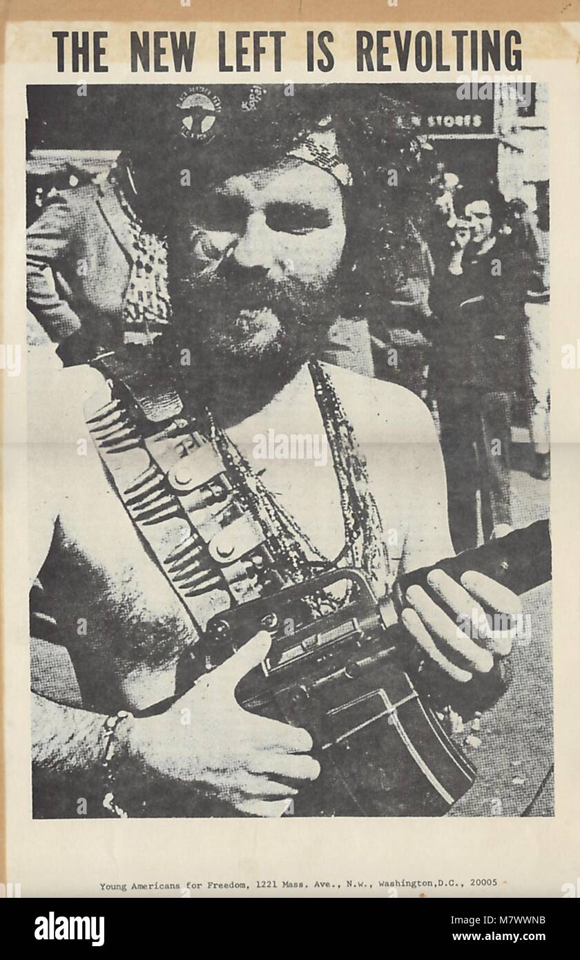 Ein Poster von der konservativen Junge Amerikaner für Freiheit, 1970 gebaut. Es zeigt radikalen Führer Jerry Rubin, die im Besitz einer M-16 und das Plakat, die Neue Linke Empörend ist'. () Stockfoto