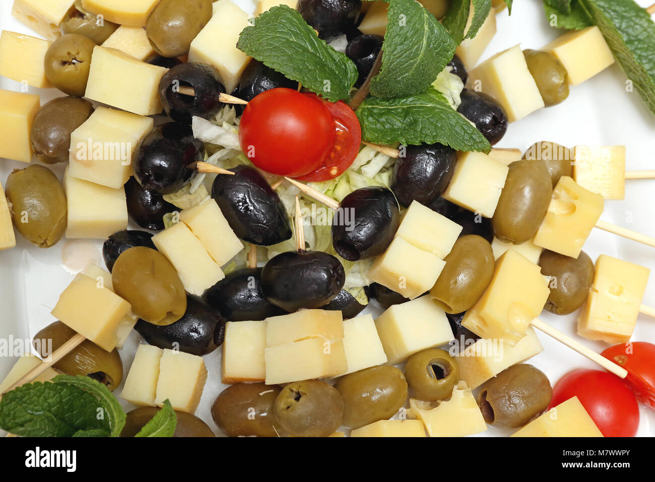 Käsespieße mit Oliven Nahaufnahme Stockfotografie - Alamy