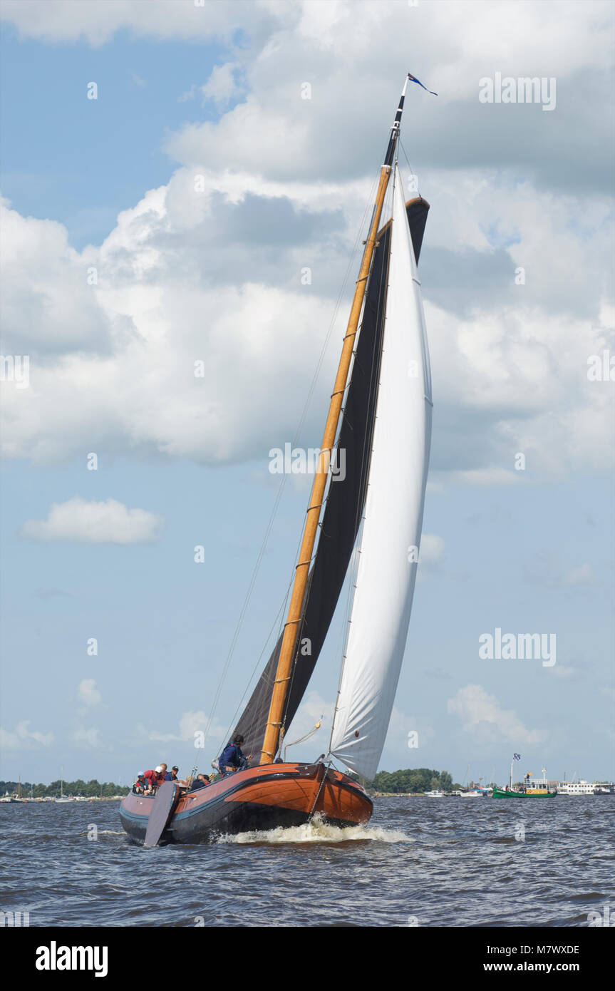 Eine traditionelle Regatta mit klassischen niederländischen Holz- Flachbild-bottemend Boote auf den Seen in Friesland, Niederlande Stockfoto