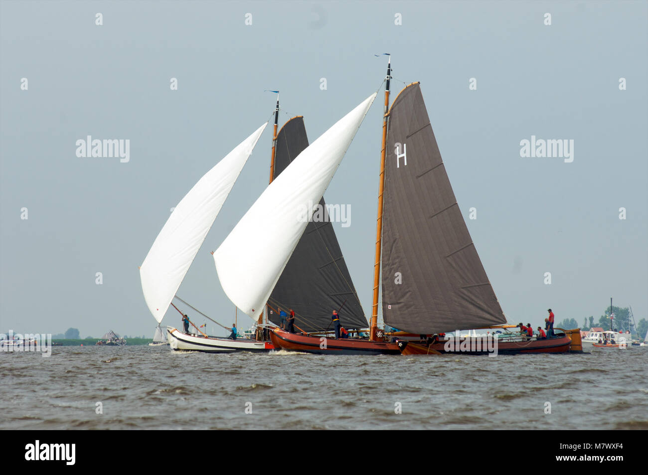 Eine traditionelle Regatta mit klassischen niederländischen Holz- Flachbild-bottemend Boote auf den Seen in Friesland, Niederlande Stockfoto