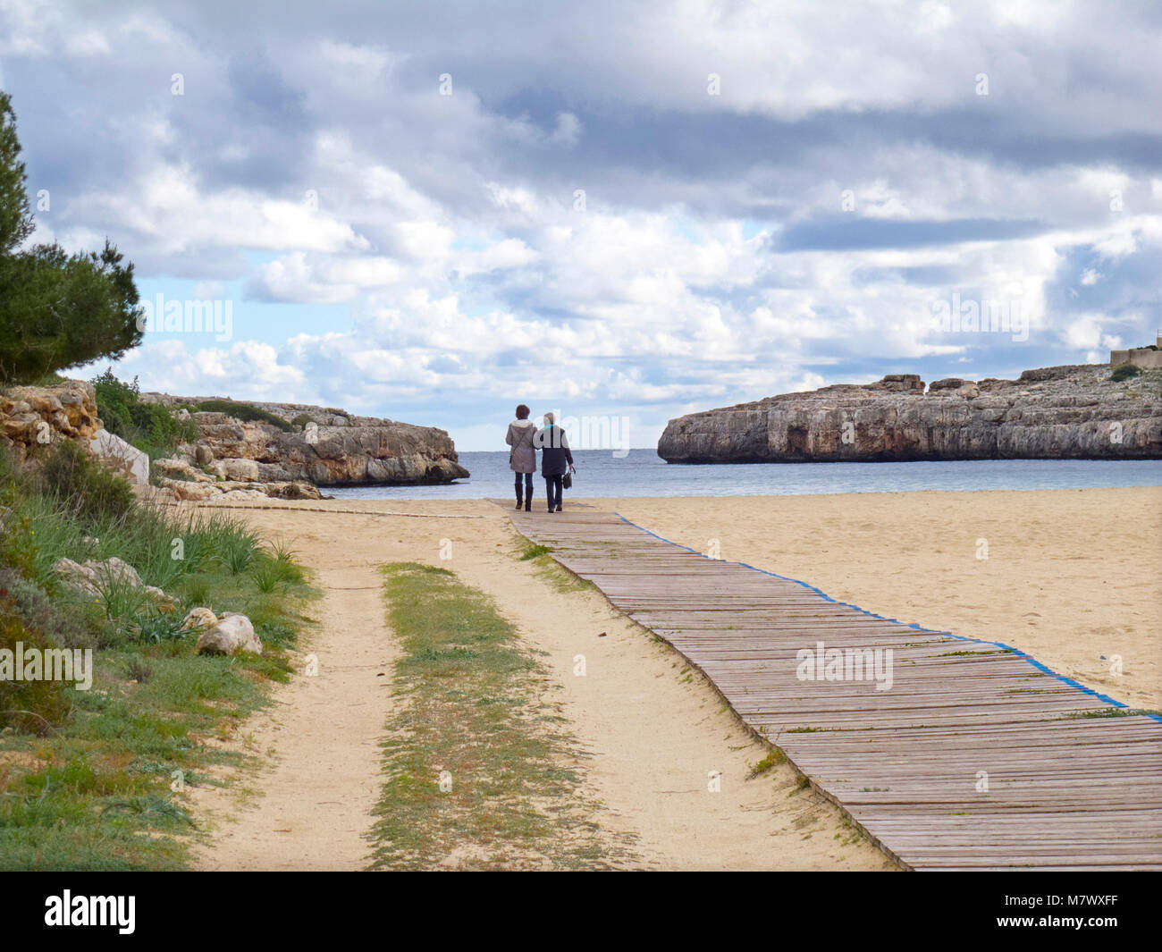 Zwei ältere Menschen, die an Bord gehen Sie mit Meerblick Stockfoto