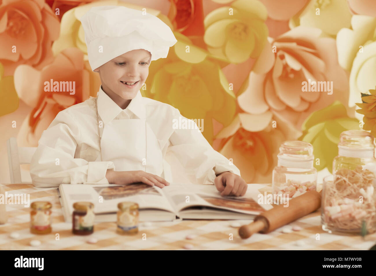 Süße kleine Baby bereitet leckere Mahlzeiten in der Küche Stockfoto