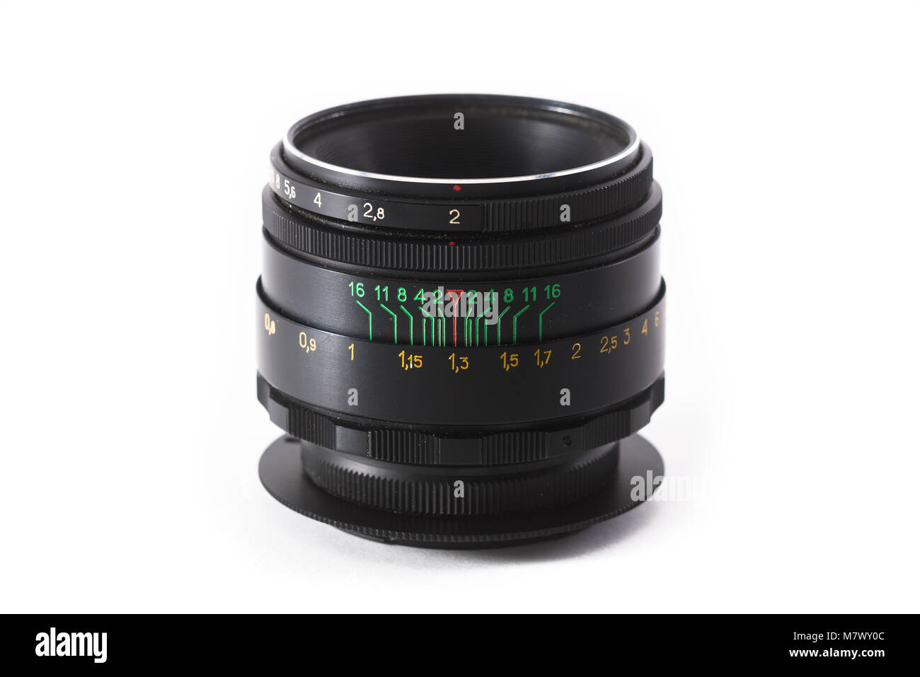 Ein Helios 44-2 58 mm f/2 JOV UDSSR sowjetischen Objektiv für M42 gemacht mit Nikon F-Mount Adapter auf Weiß nahtlose Hintergrund ausgestattet Stockfoto