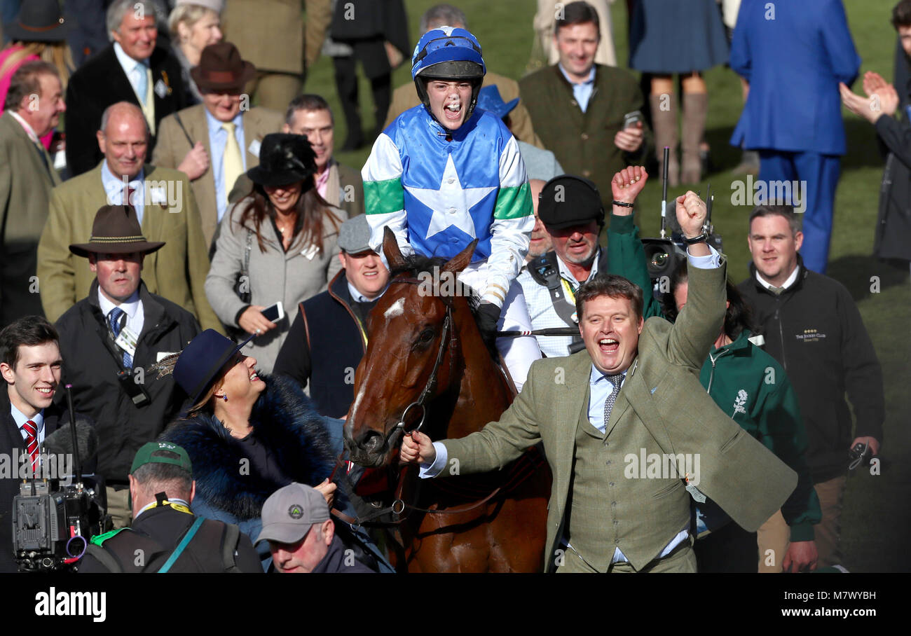 Jockey Lizzie Kelly feiert den Gewinn der Ultima Handicap Steeple Chase mit Pferd, Coo Star Sivola während Meister Tag der Cheltenham Festival 2018 in Cheltenham Racecourse. Stockfoto