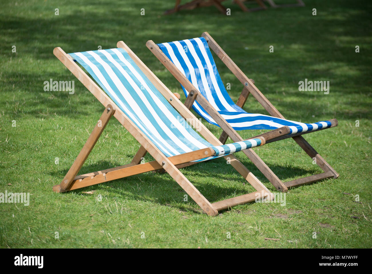 Isolierte unbesetzt Liegestühle im Englischen Garten Stockfotografie