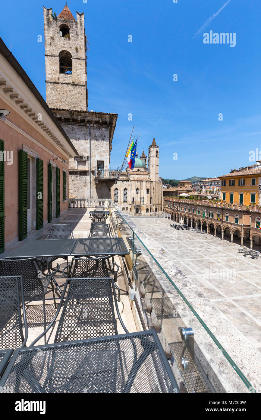 Blick auf die Piazza del Popolo von der Terrasse des Café Meletti, Ascoli Piceno, Marken, Italien Stockfoto