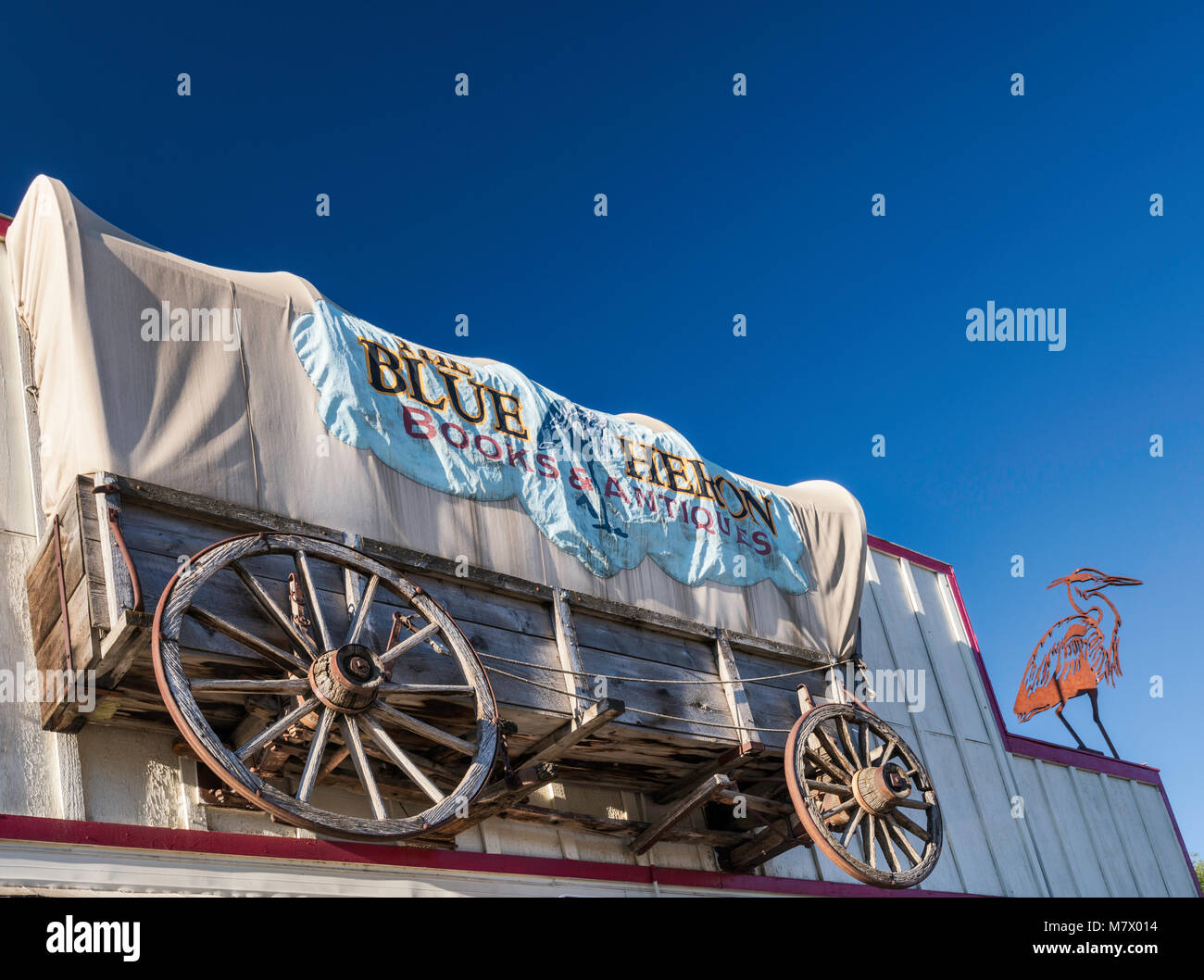 Wagon Anzeige an Buchhandlung auf der Main Street in Ennis, Madison Valley, Montana, USA Stockfoto