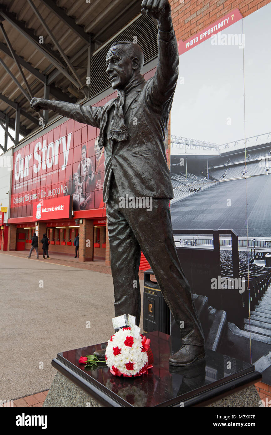 Statue im Gedächtnis des ehemaligen Manager Bill Shankly außerhalb der Kop Ende Anfield, der Heimat des Liverpool Football Club. Stockfoto