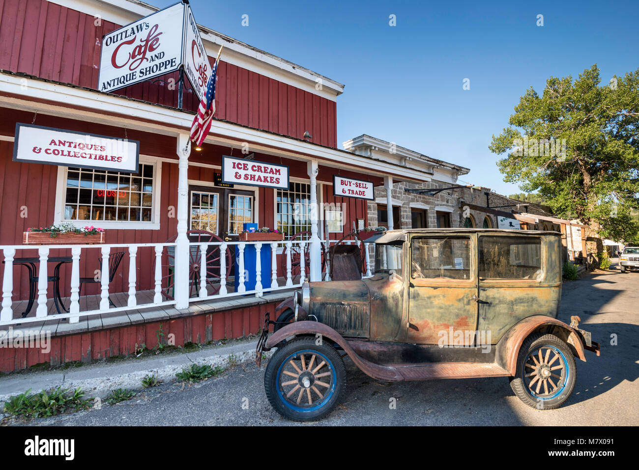 Ford Modell T Automobil vor Smith & Boyd Stall, ca 1900, jetzt Opera House, in Ghost Town von Virginia City, Montana, USA Stockfoto