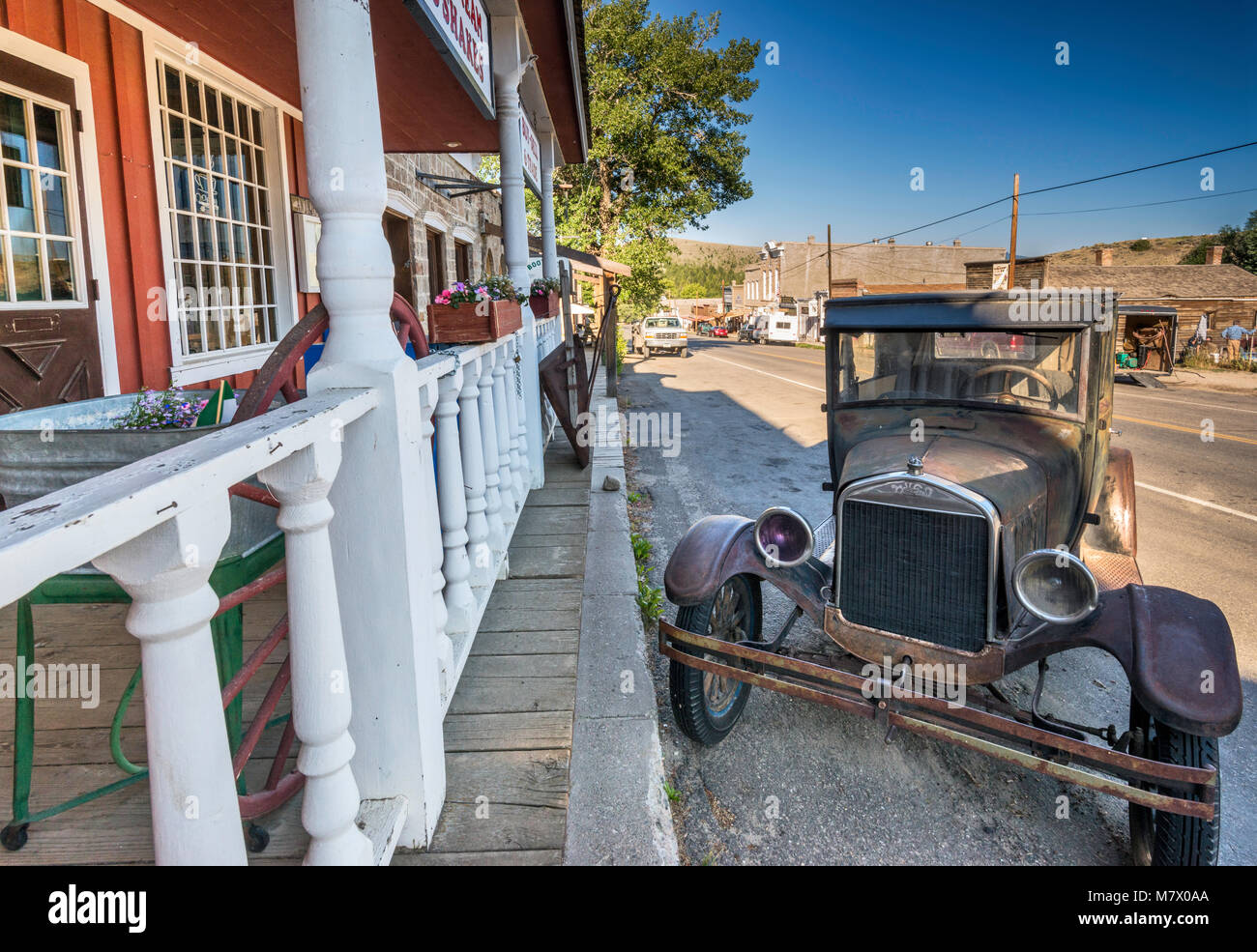 Ford Modell T Automobil vor Smith & Boyd Stall, ca 1900, in Ghost Town von Virginia City, Montana, USA Stockfoto