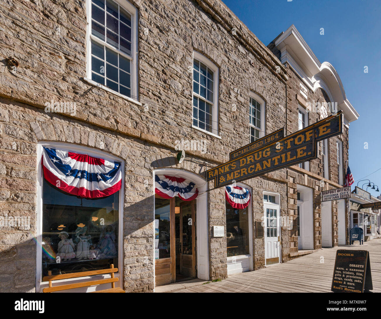 Pfouts und Russell (Rang Drug Store, Old Masonic Temple) in Ghost Town von Virginia City, Montana, USA Stockfoto