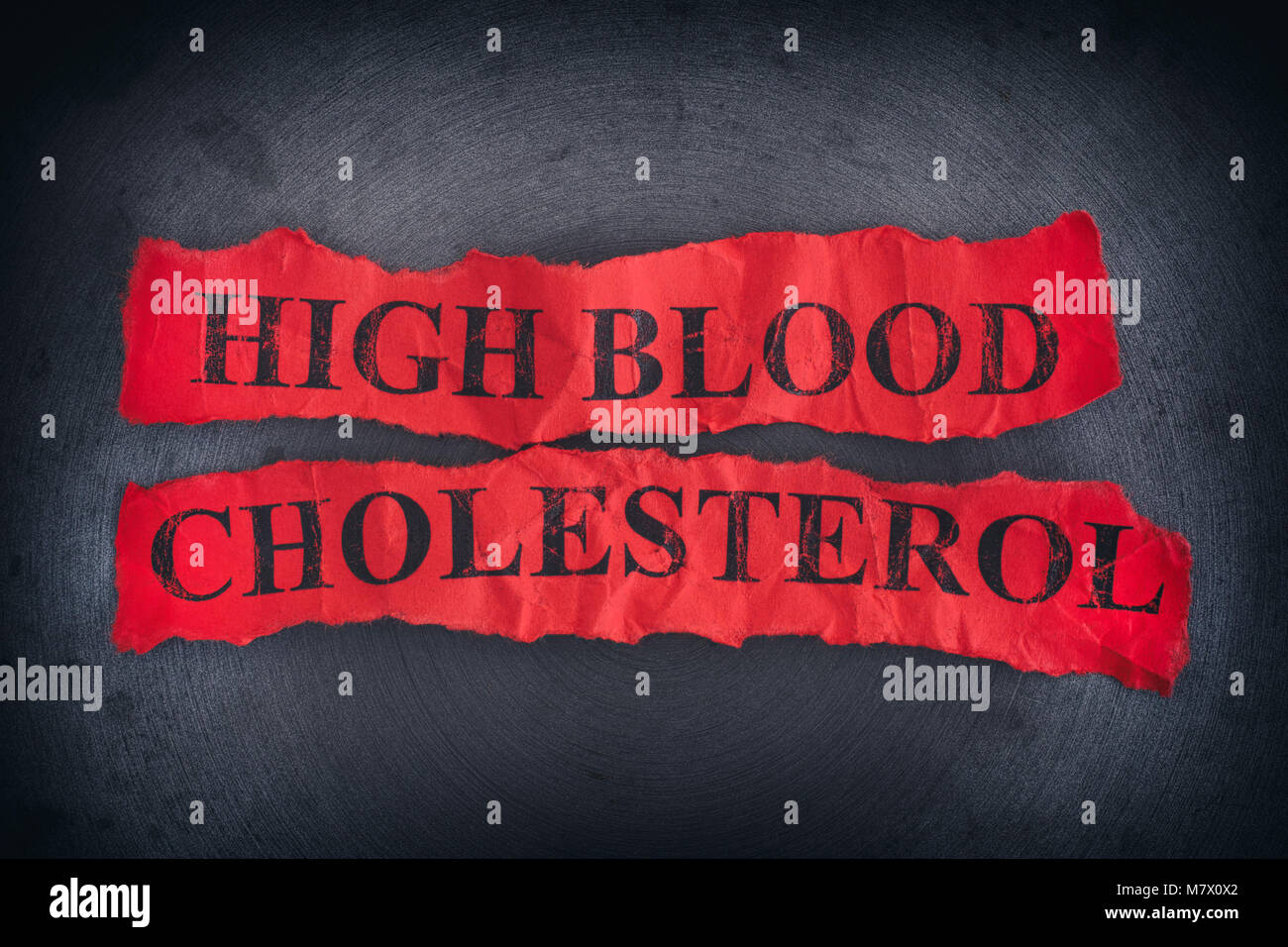 Zerknittertes Papier mit den Worten hoher Cholesterinspiegel im Blut. Close Up. Stockfoto