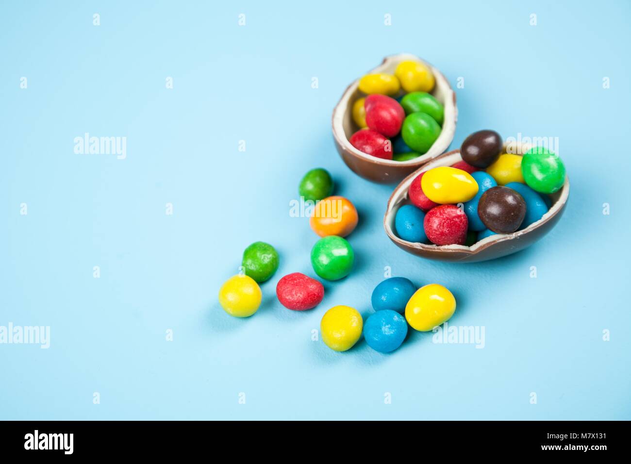 Ostereier auf blauem Hintergrund Stockfoto