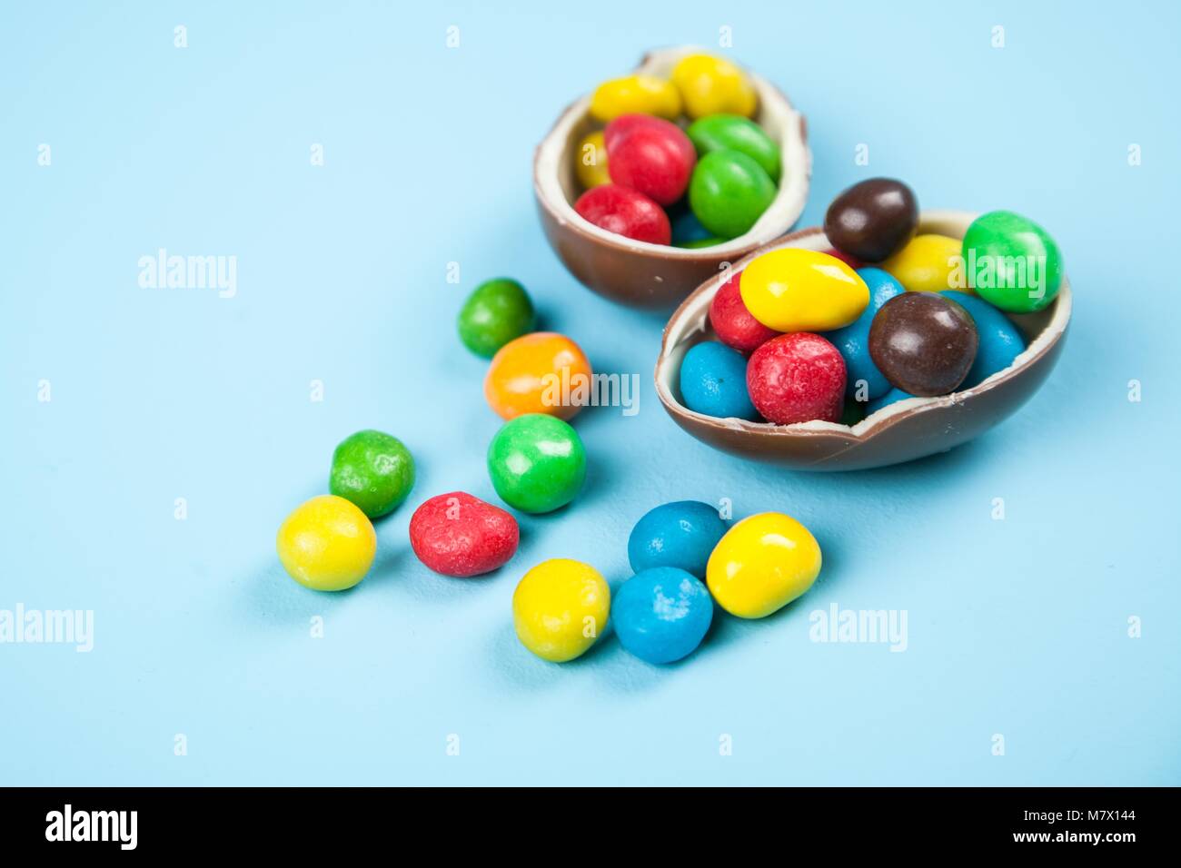 Ostereier auf blauem Hintergrund Stockfoto