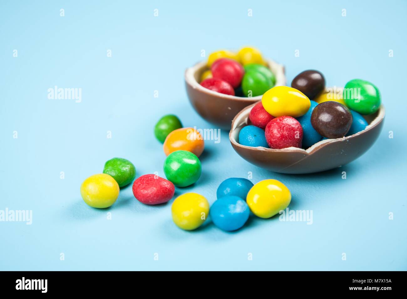 Ostereier auf blauem Hintergrund Stockfoto