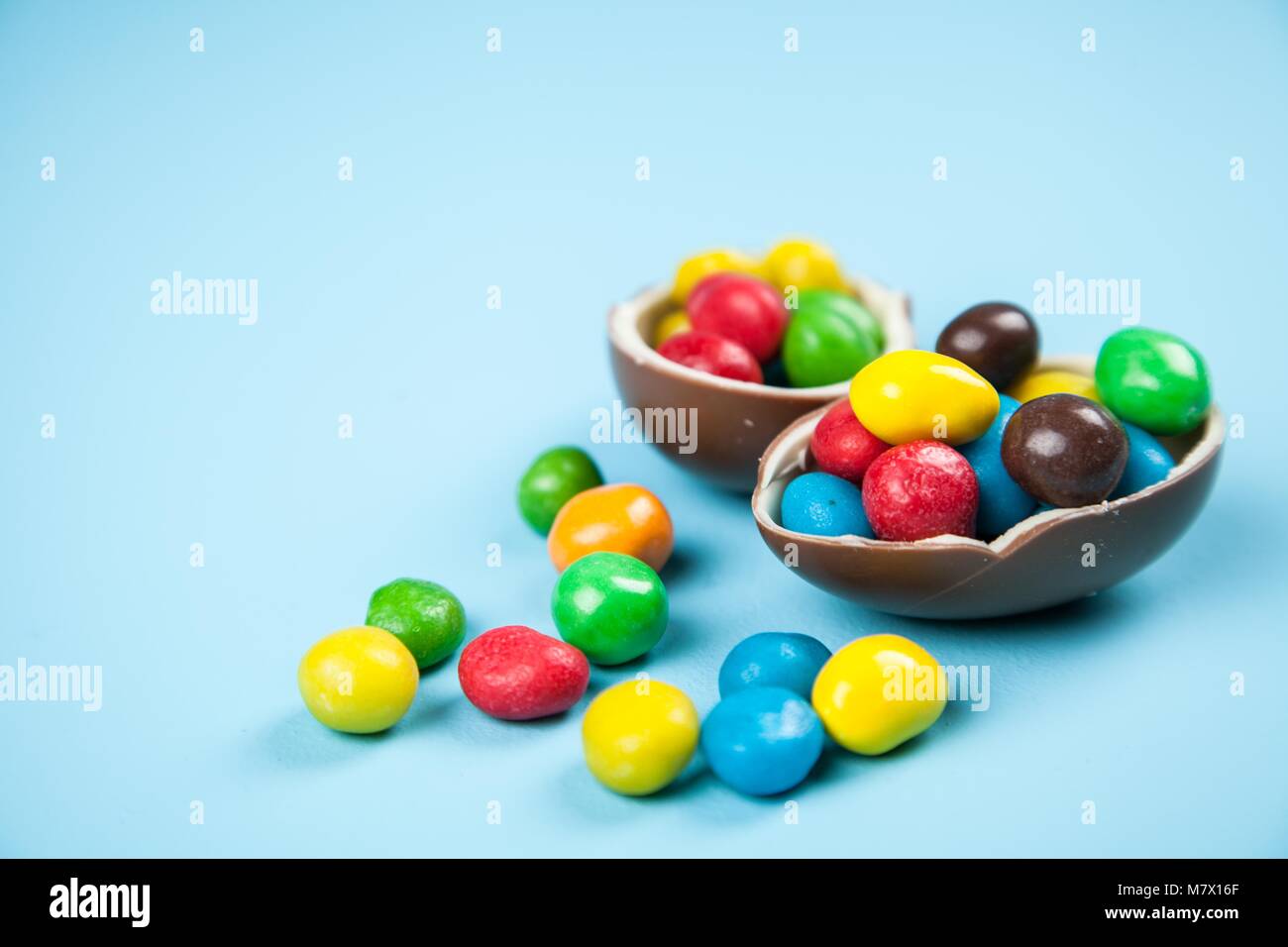 Ostereier auf blauem Hintergrund Stockfoto