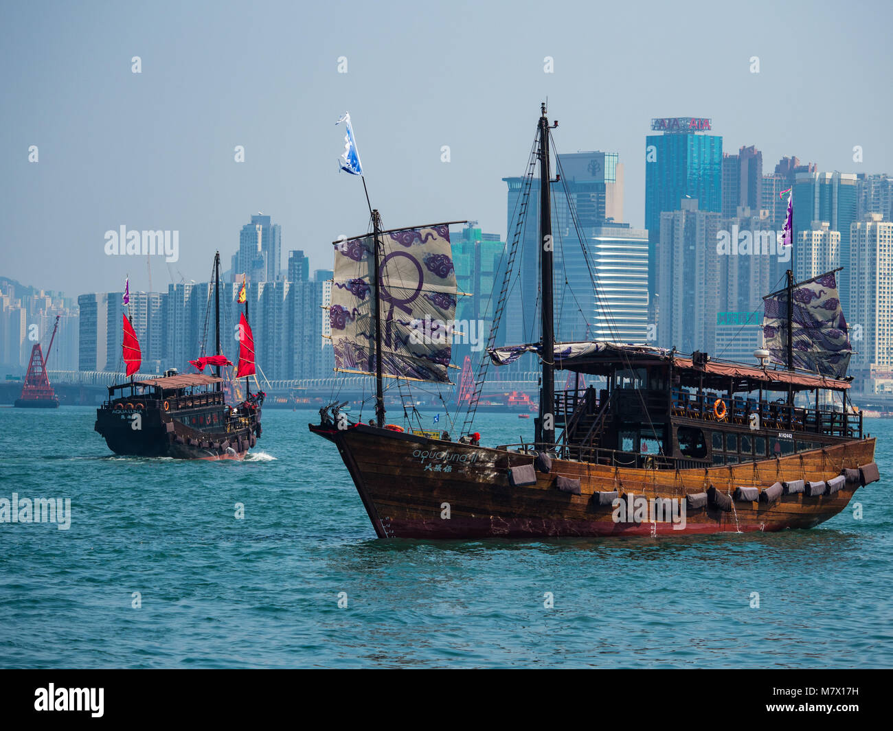Hongkong Tourismus - AQUALUNA I und II im traditionellen Stil Touristische boote in den Hafen von Hong Kong Stockfoto
