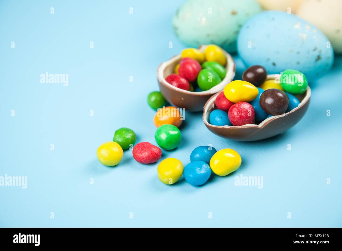 Ostereier auf blauem Hintergrund Stockfoto