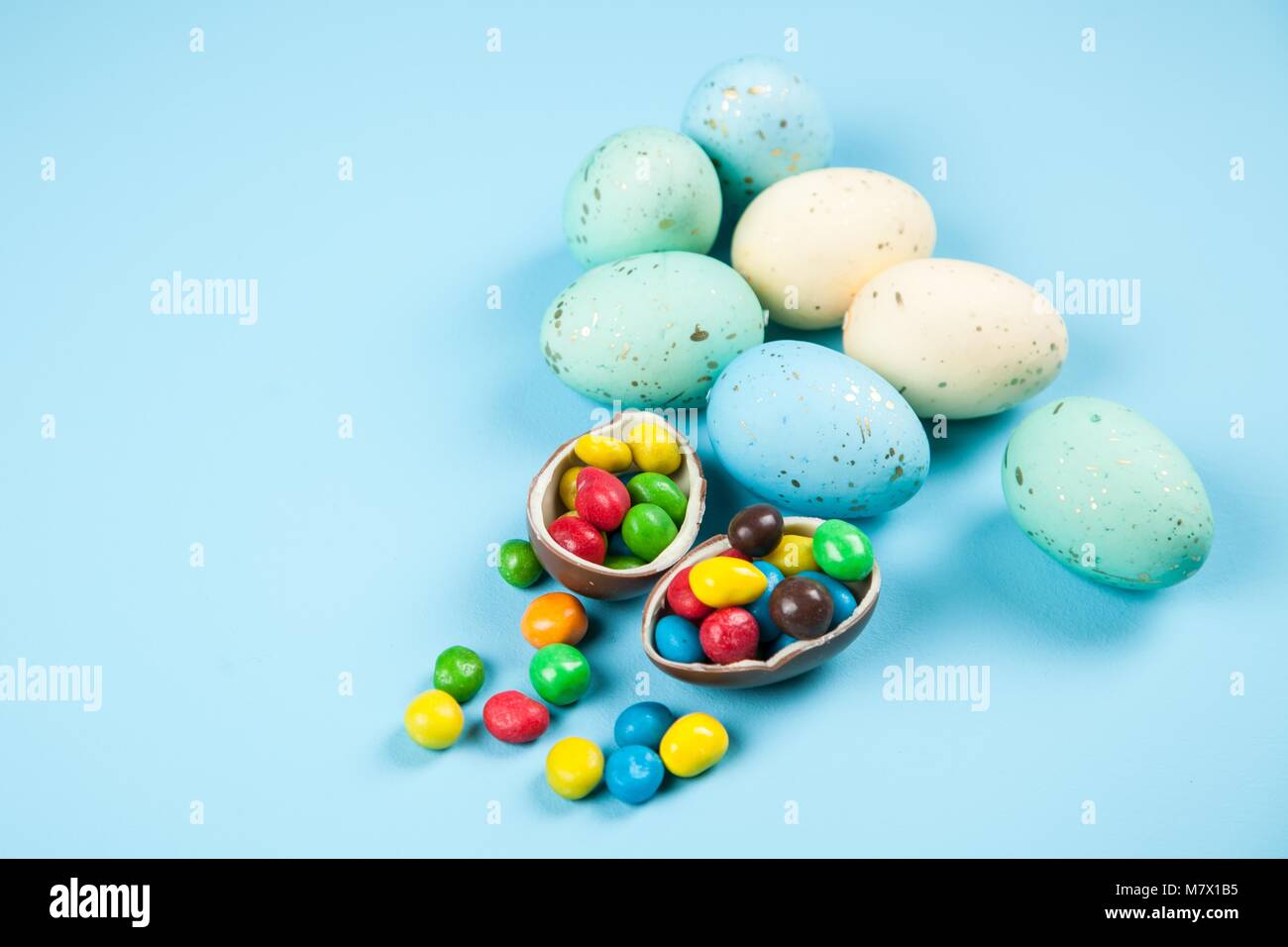 Ostereier auf blauem Hintergrund Stockfoto