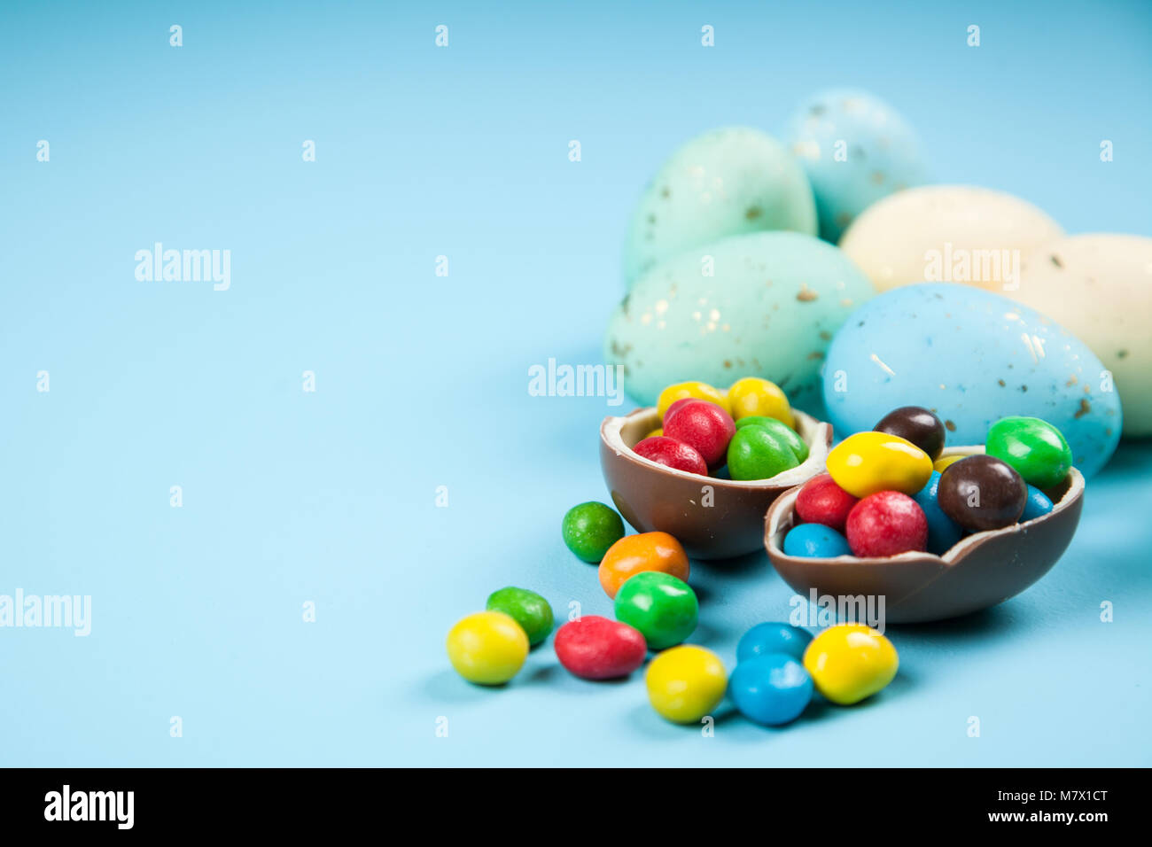 Ostereier auf blauem Hintergrund Stockfoto