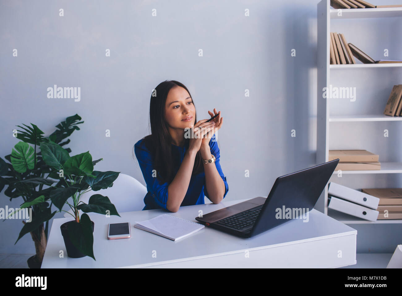 Moderne nachdenkliche Frau, Büroangestellte, Warten auf Inspiration, weg schauen, während an Ihrem Arbeitsplatz im Büro Stockfoto