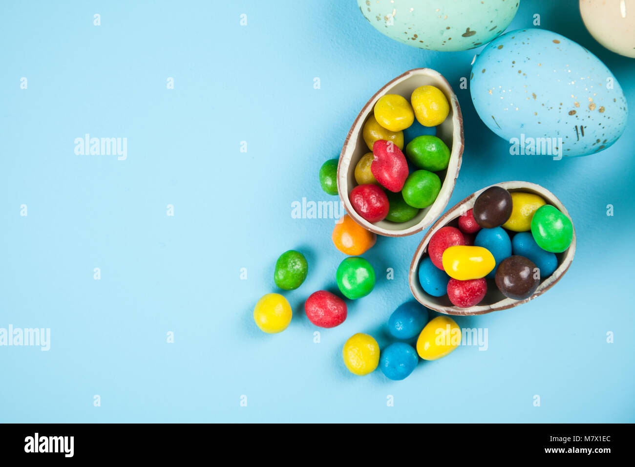Ostereier auf blauem Hintergrund Stockfoto