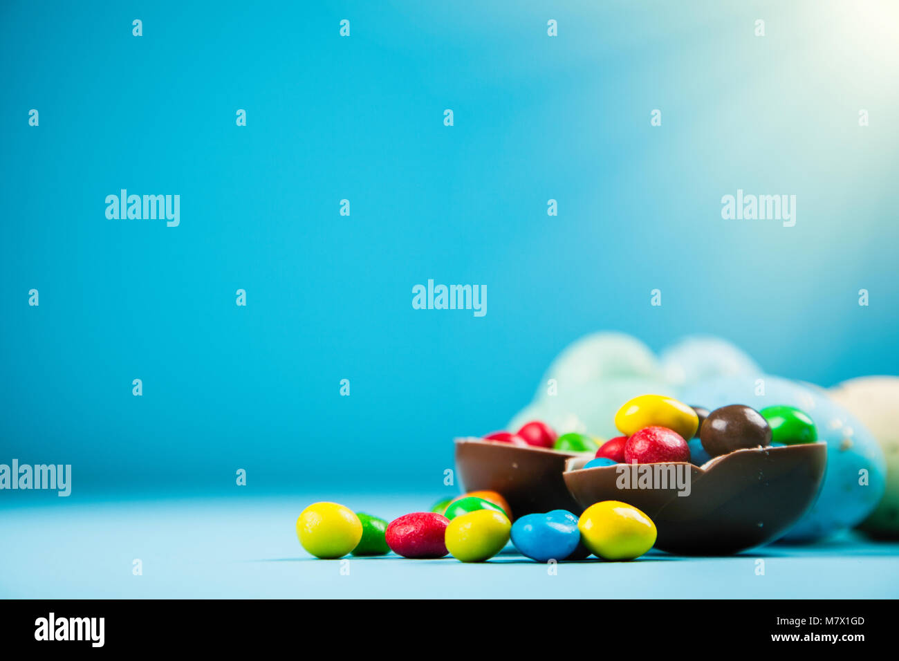 Ostereier auf blauem Hintergrund Stockfoto