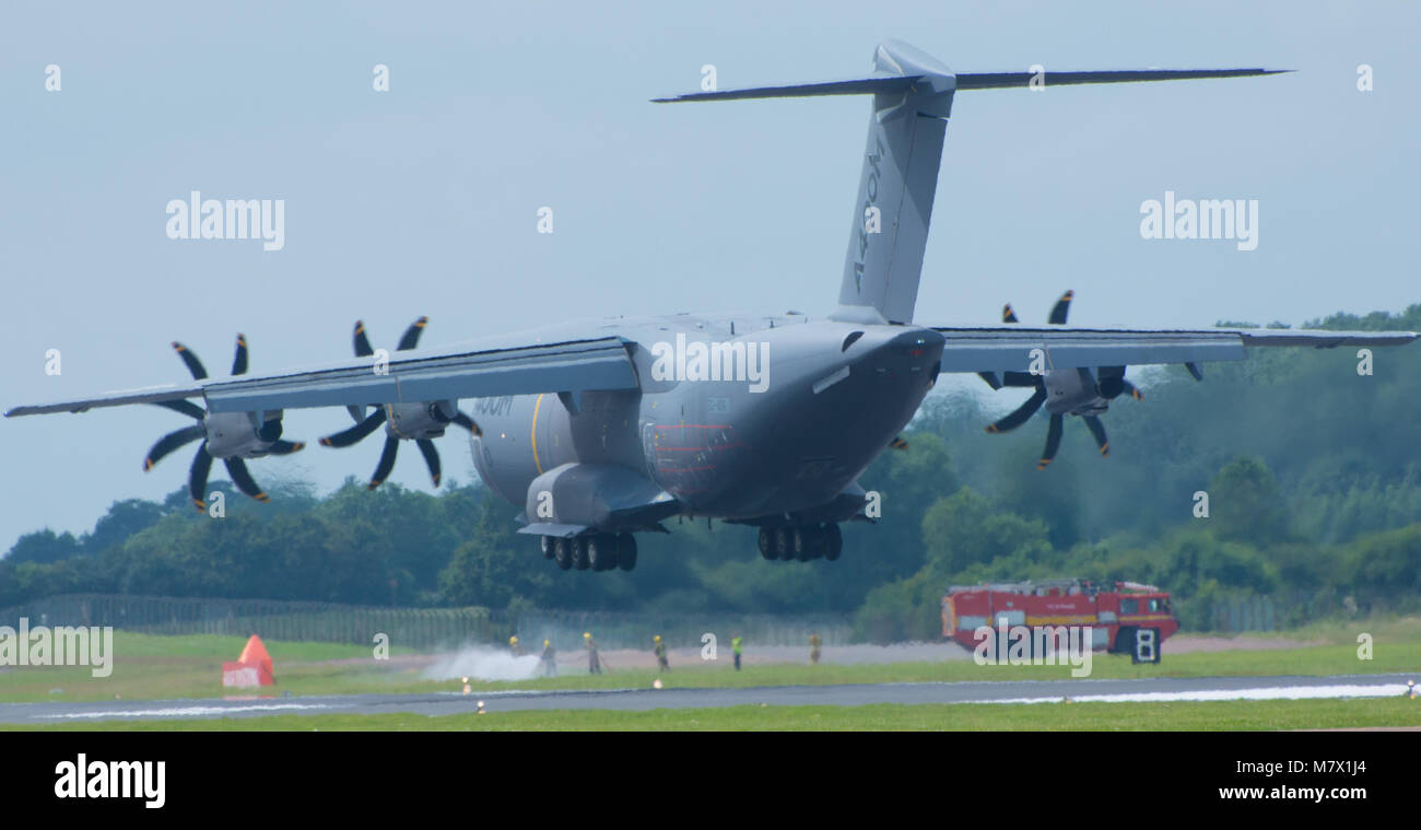 Airbus a400m Notlandung bei Airshow vor Publikum mit Fire Engine im Hintergrund Stockfoto