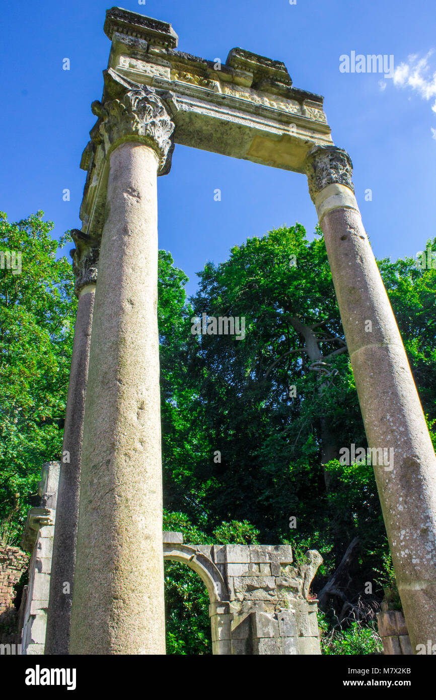 WINDSOR, UK-28 th August 2016: Ruinen aus der römischen Stadt Leptis Magna ist auf der Anzeige zu Touristen im Windsor Great Park in Windsor. Stockfoto