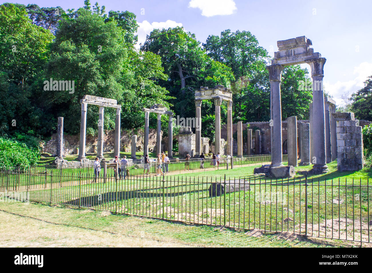 WINDSOR, UK-28 th August 2016: Ruinen aus der römischen Stadt Leptis Magna ist auf der Anzeige zu Touristen im Windsor Great Park in Windsor. Stockfoto