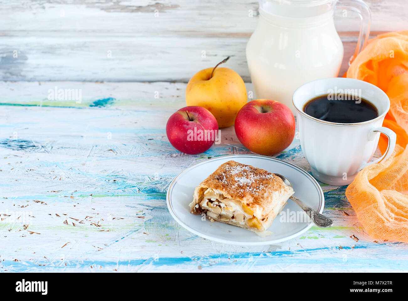 Brötchen mit Apple auf einem Teller mit Zucker Tasse schwarzen Kaffee und einen Krug Milch, Äpfel zum Frühstück Stockfoto
