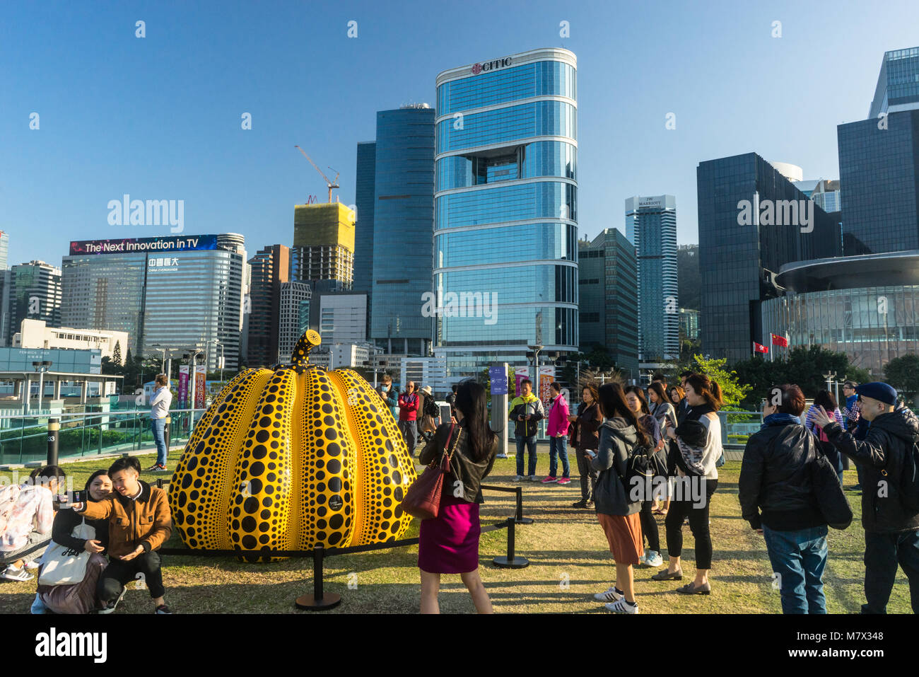 Hafen von Hong Kong Arts Skulpturenpark, Ausstellung während Hong Kong Kunst Monat, und Leute anzeigen Skulptur Stockfoto